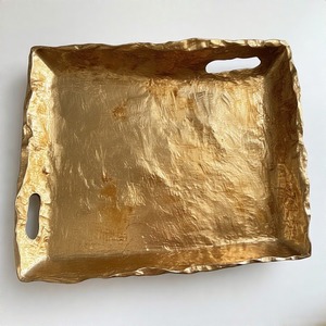 Bandeja elegante SilverReign en aluminio pulido con asas anchas de textura ondulada y gran atractivo para organizar eventos - Product Image 1