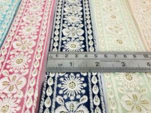 Filet pastel élégant avec bordure en dentelle marguerite avec broderie florale blanche pour mariage, mode et artisanat, style romantique - Product Image 3