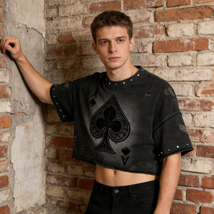 เสื้อยืดผู้ชายสีดำฟอกกรด ทรงครอป ขอบเสื้อขาดแต่งหมุดลายใบจตุรัส สไตล์วินเทจ สีซีดจางแบบซันเฟด แนวสตรีทแวร์ พังก์ สไตล์ลำลอง - Product Image 3