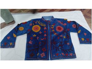 Veste en velours de luxe brodée avec col mandarin, technique de tissage pour les fêtes d'hiver et les occasions festives, vêtements ethniques - Product Image 2