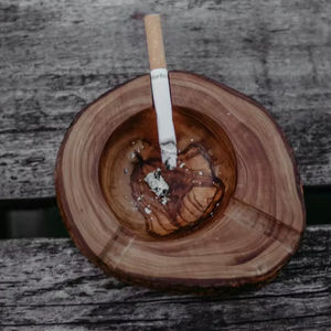Cenicero de Madera de Diseño Hecho a Mano |   Cenicero de Madera Maciza de Primera Calidad, Duradero y Ecológico para Cigarrillos y Puros - Product Image 1