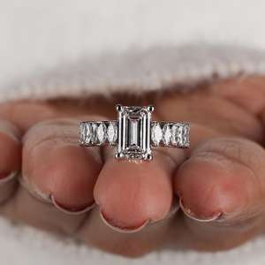 Anillo de compromiso de diamante de corte esmeralda Anillo de diamante cultivado en laboratorio de corte esmeralda, anillo de bodas para mujer Regalo de aniversario, anillo para ella - Product Image 2