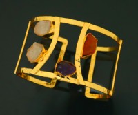 Bracelet de manchette plaqué or avec améthyste naturelle, quartz, pierres de cornaline, design élégant et unique, parfait pour les occasions.