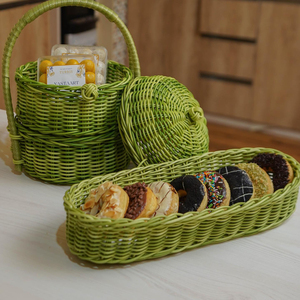 Eleve sus ofertas de Ramadán con estas cestas de ratán bellamente tejidas en vibrantes colores navideños. Precios a granel disponibles - Product Image 4