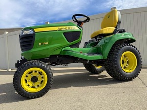 Tracteur de pelouse John Deere X485, 22 CV, 4 roues motrices, transmission par engrenages, vert, facile à utiliser - Product Image 2