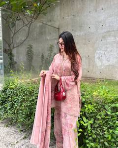 Ensemble haut et pantalon à imprimé rayonne de qualité supérieure pour un usage quotidien et décontracté Collection indienne et pakistanaise Robes élégantes - Product Image 5