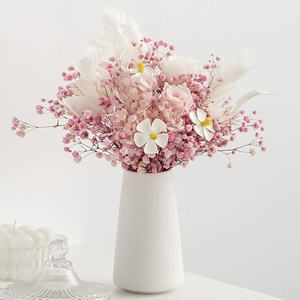 Vase à fleurs en métal de couleur blanche au design moderne, décor de maison luxueux pour de superbes compositions florales - Product Image 1