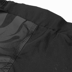 Shorts de combat MMA personnalisés en sublimation, fournisseur en gros, impression de dragon noir, trunks de Muay Thai et de kickboxing avec étiquette privée. - Product Image 4