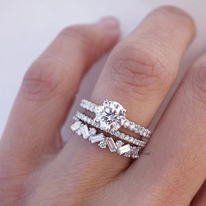 Baguette de estilo vintage de 1,26 quilates y banda de media eternidad de moissanita redonda en oro blanco de 14 quilates, elegante anillo de bodas apilable para ella - Product Image 5