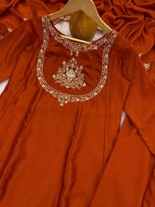 Diseñadores Premium Kurti Pent Dupatta Juego de 3 piezas KURTA FABRICVichhitra TRABAJO Bordado Reversible Ropa de fiesta moderna - Product Image 5