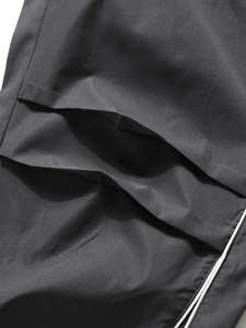 Pantalon de survêtement élégant pour homme, coupe ample et large, avec empiècements contrastants noir et blanc, taille à cordon de serrage, confortable pour le quotidien - Product Image 4