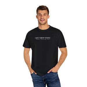 T-shirt unisex Comfort Colors in tessuto jersey con stampa 'Can't Throw Stones While Washing Feet' - Product Image 1