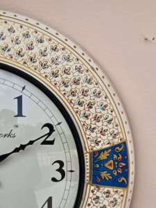 Horloge murale ronde en bois fabriquée à la main avec incrustation florale en émail Horloge analogique traditionnelle Rajasthani de style vintage de 18 pouces - Product Image 5