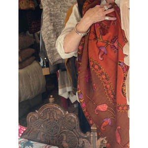 Chal largo térmico de lana bordado con diseño de loto de medianoche para mujer - Product Image 3