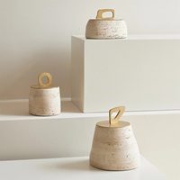 Boîte à bijoux en pierre de travertin artisanale avec couvercles en laiton offrant une texture naturelle, un design durable et un charme de décoration intérieure moderne