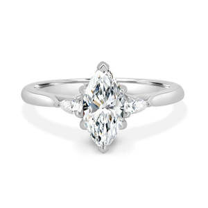 Anillo de Compromiso con Tres Diamantes Cultivados en Laboratorio, 2.5 Quilates en Total, Color EF, Claridad VS - Product Image 3