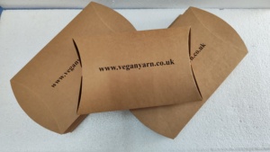 Cajas de Almohada de Papel Kraft Reciclado Ecológicas Hechas a Medida con Impresión de Logotipo en Estampado en Caliente para Embalaje de Regalos Promocionales Aptas para Microondas - Product Image 2