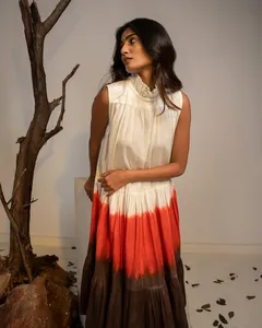 Colorido, suave y elegante Vestido corto de rayón Tie Dye para mujer Trabajo de cuello de diseñador con manga corta Vestido de verano y playa - Product Image 3