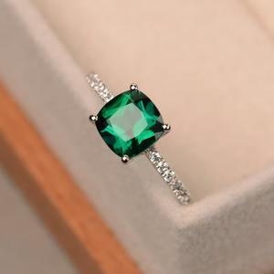 Bague empilable vintage minimaliste en argent sterling 925 pour femme, pierre coussin vert émeraude, diamant CZ, pierre de naissance de mai, mariage - Product Image 1
