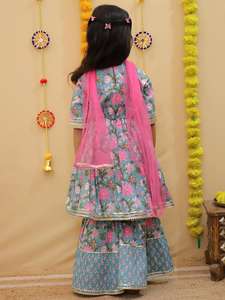 Bel ensemble Kurti attaché en coton imprimé pour filles avec Garara et dupatta pour mariages et festivals pour enfants - Product Image 2