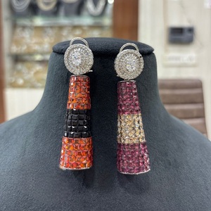 Pendientes elegantes de la mejor calidad en tono plateado de circón, piedras de uso moderno, busca para fiesta, boda, función, colección de ropa para mujer - Product Image 1