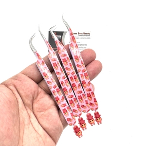 Muñeca Labubu rosa, pinzas de extensión de pestañas de acero inoxidable de alta calidad, pinzas de punta sin fibra puntiagudas sostenibles, estampado Labubu - Product Image 1