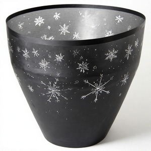 Panier de Noël décoratif en métal percé en or mat, conçu pour recouvrir les bases des arbres avec un charme luxueux et artisanal. - Product Image 1