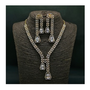 Collier élégant de bijoux AD avec boucles d'oreilles assorties Ensemble de diamants américains étincelants Parfait pour les fêtes de mariage - Product Image 1