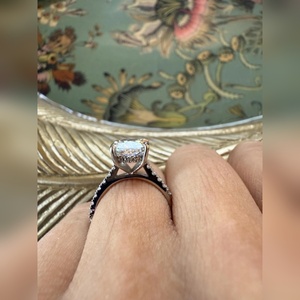 Bague de fiançailles en or massif 18 carats avec diamant de laboratoire taille coussin 3 carats, certifiée IGI, clarté VVS1/VVS2, bijou de luxe pour demande en mariage - Product Image 3