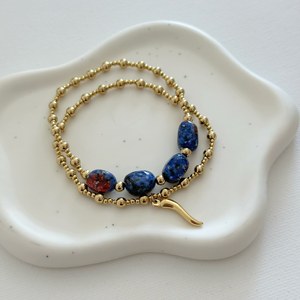 สร้อยข้อมือลูกปัดสีทองสไตล์วินเทจพร้อมลูกปัดหินสีฟ้าและเครื่องประดับแฟชั่นสเตนเลสสตีลที่ยืดหยุ่นได้ - Product Image 1