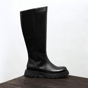 Bottes en cuir de mouton marron de luxe, au-dessus du genou, avec surface imperméable et doublure anti-humidité pour le froid et les occasions formelles - Product Image 3