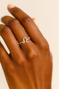 Anillo de Plata de Ley 925 Chapado en Oro de 14k con Signo del Zodiaco Leo, Anillo Ajustable Minimalista con Signo del Zodiaco, Joyería Astrológica, Regalo para Mujer - Product Image 4