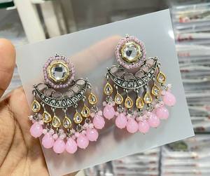 INDIO ÚLTIMO TRADICIONAL KUNDAN CHAPADO EN ORO ALTO CON DISEÑADOR DE PERLAS HERMOSO JUEGO DE PENDIENTES KUNDAN FANCY PARA MUJERES Y NIÑAS - Product Image 1