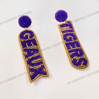 Venta al por mayor de joyería deportiva personalizable AP CURATED COUTURE, pendientes colgantes con letras y nombres personalizados, con pedrería y cuentas de cristal, a la moda.