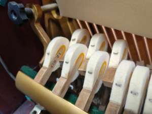 Piano droit Yamaha YU1 rouge vin, son de haute qualité, adapté à un usage domestique et professionnel, 88 touches - Product Image 6