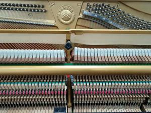 Piano droit Yamaha YUX Premium noir, fabriqué au Japon, d'occasion, style mécanique - Product Image 5