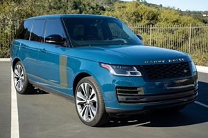 รถยนต์ Range Rover SVAutobiography Dynamic Edition ปี 2021 สภาพดีเยี่ยม เครื่องยนต์ V8 ซูเปอร์ชาร์จ SVO-Tuned กำลัง 557 แรงม้า ระบบขับเคลื่อนสี่ล้อ AWD สี B-espoke SVO Premium Pale - Product Image 1