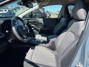 Subaru Crosstrek Limited AWD 2024 d'occasion, conduite à gauche, intérieur foncé, sièges en cuir, pneus R19, SUV automatique, toit en alliage d'aluminium - Product Image 3