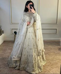 Kurti imprimé à motifs floraux pour les festivals, avec des motifs géométriques et des applications de miroirs pour un style tendance et amusant - Product Image 1