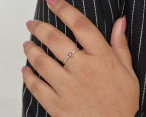 แหวนโกเมนทรงกลมทำด้วยมือสีแดงทำด้วยมือแหวนเงินสเตอลิง925 4มม. ของขวัญอัญมณีธรรมชาติที่ไม่ซ้ำใครสำหรับผู้หญิง - Product Image 3