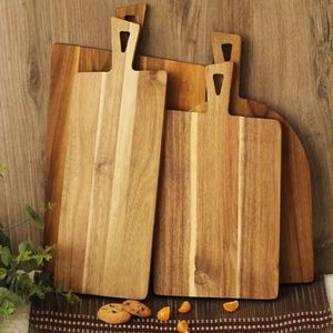 Planche à découper en bois élégante améliorant le décor de la cuisine tout en offrant une surface de travail robuste pour les tâches de découpe quotidiennes - Product Image 4