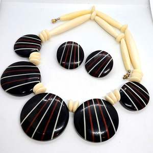 Collar con colgante circular de resina transparente - Product Image 3