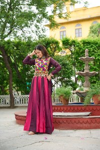 Lanzamiento del Nuevo Diseño Moderno de Lehenga Choli Especial para Navratri, Tela Chiffon con Bordado Kutchi Gamthi - Product Image 2