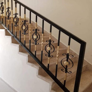 Rampe d'escalier en fer personnalisée au Vietnam avec rampes d'escalier décoratives et détails en fer forgé à la main pour la sécurité et le style à l'intérieur - Product Image 5