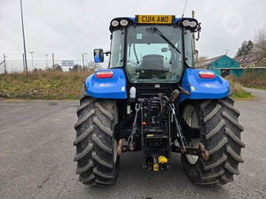 Tractor Agrícola T6.160 4WD con Cabina Cerrada Verde, Neumáticos Grandes, Motor de 25HP para Alta Productividad - Product Image 5