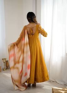 Vestido Étnico de Moda para Mujer en Seda Gruesa con Bordado Enriquecido y Diseño Completamente Abullonado - Product Image 5