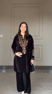 Ensemble coordonné exclusif noir pour la saison hivernale avec broderie, tenue de soirée, ensemble coordonné en velours, haut brodé en velours et palazzo en velours - Product Image 3