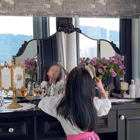 Miroir de coiffeuse pliant à trois panneaux de style européen vintage Yicheng, sculpté, en vente