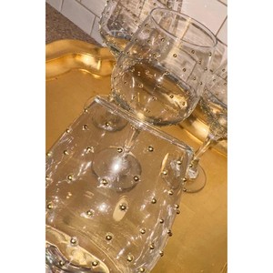 Verres à vin en verre modernes, faits à la main et écologiques, très demandés, complètent parfaitement les rassemblements décontractés et les célébrations formelles sans effort. - Product Image 2