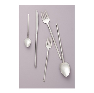 Ensemble de couverts en acier inoxydable finition argentée élégance à votre table, parfait pour les repas quotidiens et les occasions spéciales - Product Image 1